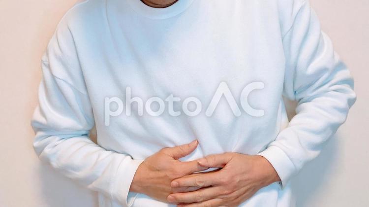 腹痛でおなかを押さえている人 腹,押さえる,おなかの写真素材