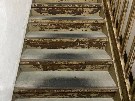 古い階段(真正面) 古い階段(真正面) 階段,手すり,上がるの写真素材