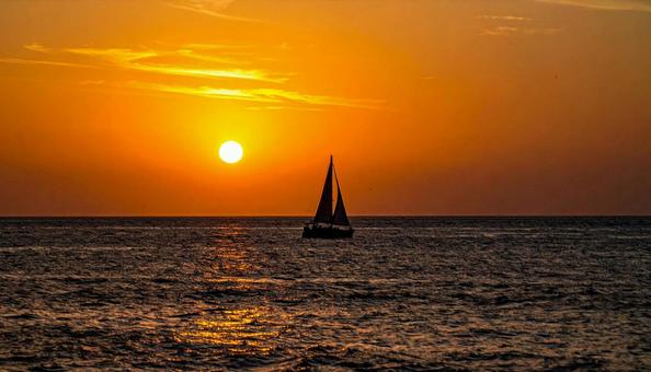ヨットと夕陽 ヨットと夕陽の写真