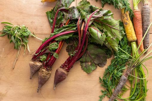 カラフルなニンジンと赤いビーツ カラフルなニンジンと赤いビーツの写真