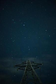 見上げる夜空、巨大な構造物 鉄塔,星空,星の写真素材
