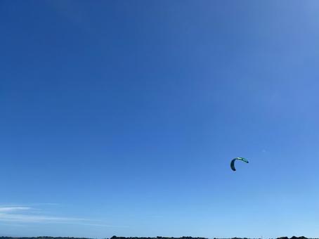 青空とカイトボードの帆 青空とカイトボードの帆 空,晴天,青の写真素材