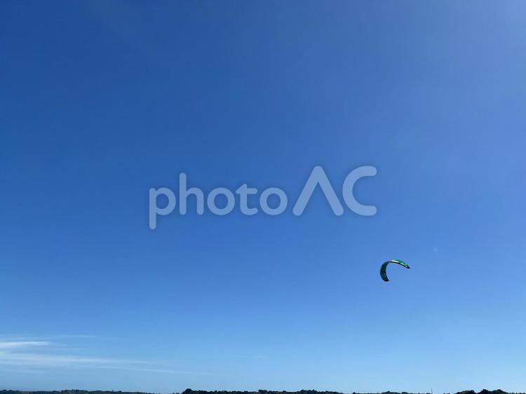 青空とカイトボードの帆 空,晴天,青の写真素材