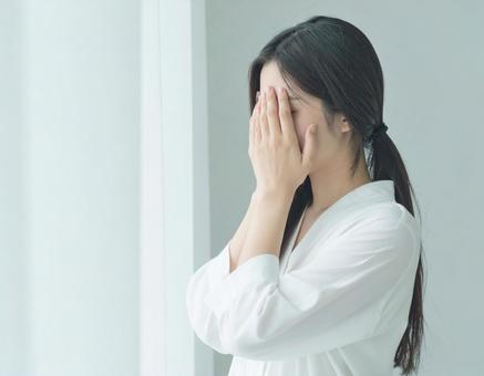 顔を隠す若い女性 2 顔を隠す若い女性 2の写真