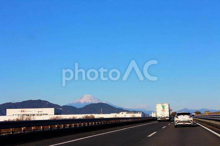 大井川の橋から見える富士山の雄姿 富士山,道路,トラックの写真素材