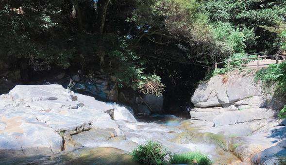 川の岩場 川の岩場の写真