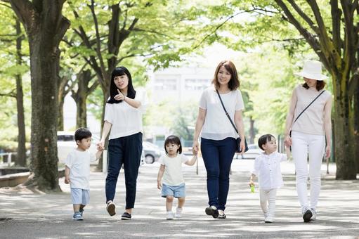 ママ友 母親 育児 ママ友 母親 育児 ママ友,公園,歩くの写真素材