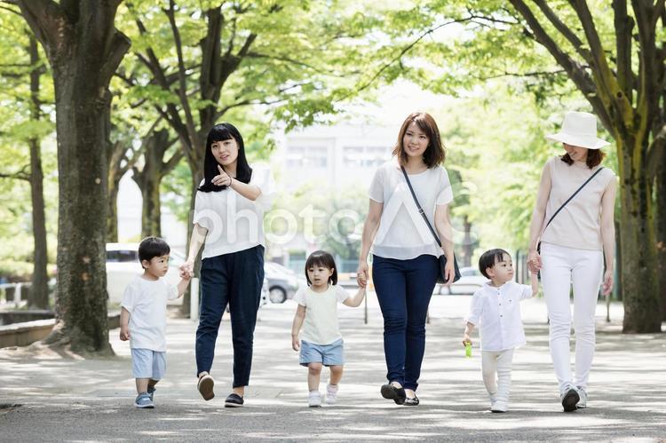 ママ友　母親　育児 ママ友,公園,歩くの写真素材