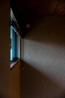 部屋に差し込む光と影 窓,光,影の写真素材