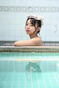 お風呂でくつろぐ女性 お風呂でくつろぐ女性 女性,風呂,温泉の写真素材