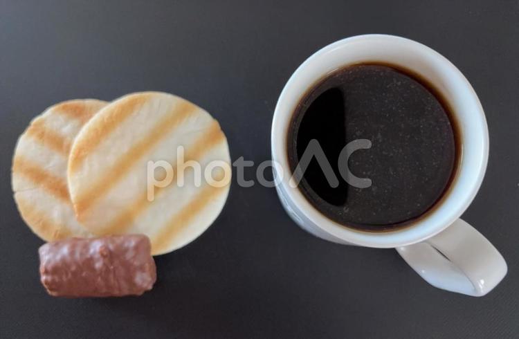 コーヒーとサラダせんとクリスピーチョコ コーヒータイム,コーヒーブレイク,コーヒーの写真素材