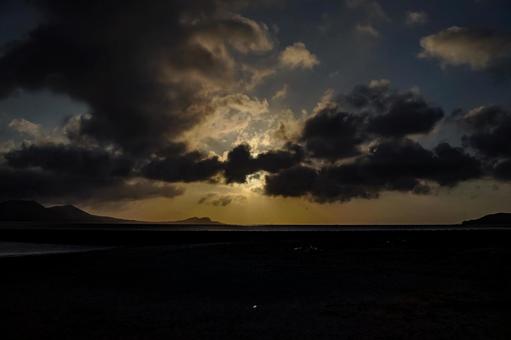 <五島の風景>夏の夜明け前の海の景色 <五島の風景>夏の夜明け前の海の景色 海,夜明け,夕方の写真素材