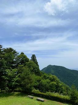 山々を見渡す展望台からの風景 展望台,山並み,青空の写真素材