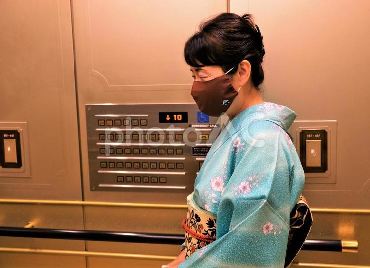 エレベーターに乗っている和服女性 和服,女性,着物の写真素材