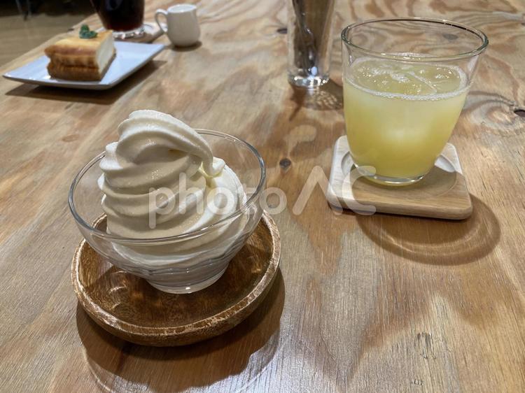 ソフトクリームとりんごジュース ソフトクリーム,りんごジュース,アップルジュースの写真素材