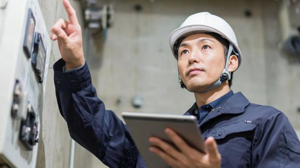 点検作業中の男性技術者の写真