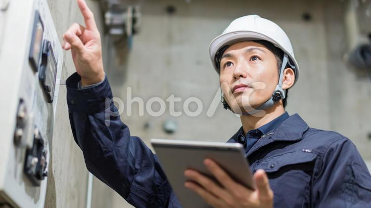 点検作業中の男性技術者 作業員,点検,工場の写真素材