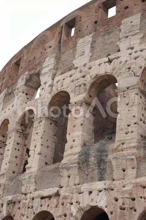 ローマ　コロッセオ　外壁　縦 コロッセオ,ローマ,イタリアの写真素材