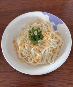 うどんに櫓ねぎと海老入り揚げ玉の昼食 うどんに櫓ねぎと海老入り揚げ玉の昼食の写真