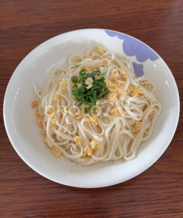 うどんに櫓ねぎと海老入り揚げ玉の昼食 昼食,うどん,櫓ねぎの写真素材