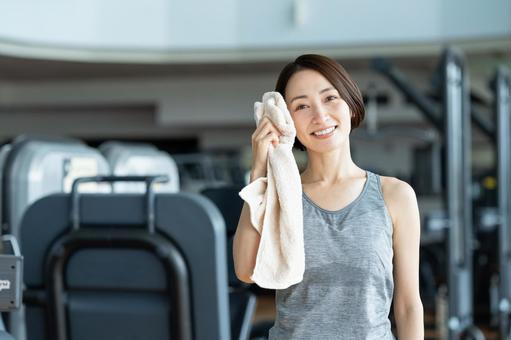 ジムでトレーニングするミドルの女性 ジム,フィットネス,トレーニングの写真素材