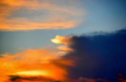 夕焼けと雲の陰 夕焼けと雲の陰の写真