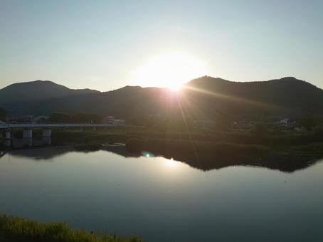 夏の日の出の様子 夏の日の出の様子の写真