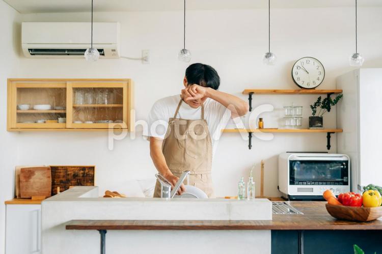 皿洗いする男性（困る） 皿洗い,黄ばみ,油汚れの写真素材