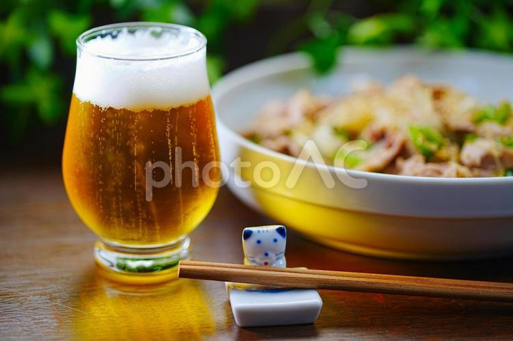 夏はビールと肉野菜炒め 食事,食卓,夕食の写真素材