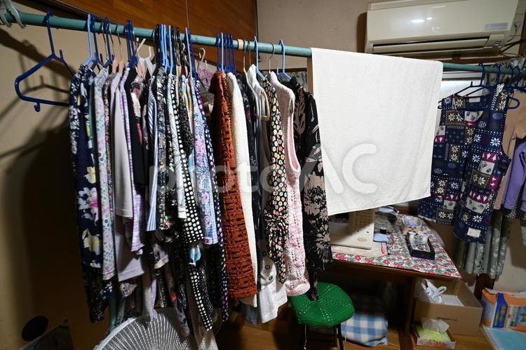 ハンガーにかけられた大量のレディース服 レディース,女性用,ファッションの写真素材