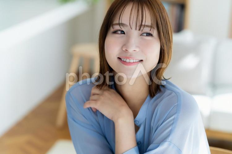 若い日本人女性の美容イメージ 若い女性,笑顔,ポートレートの写真素材