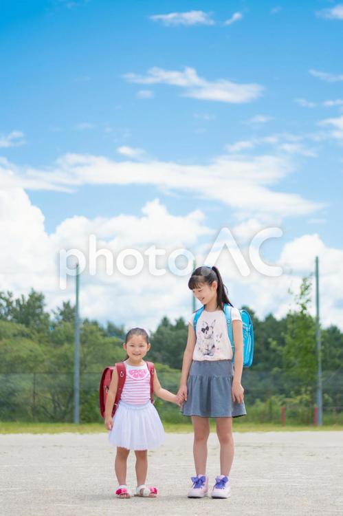 小学生の子供たち 小学生,女の子,笑顔の写真素材