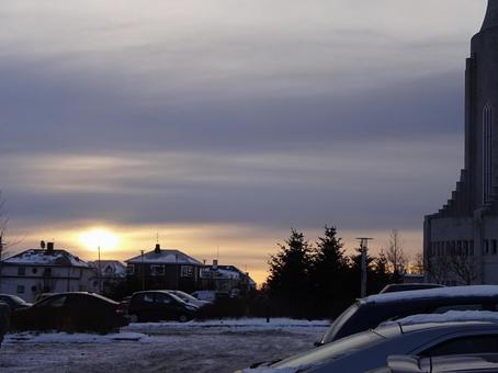 アイスランドの街並みと夕日 アイスランドの街並みと夕日の写真