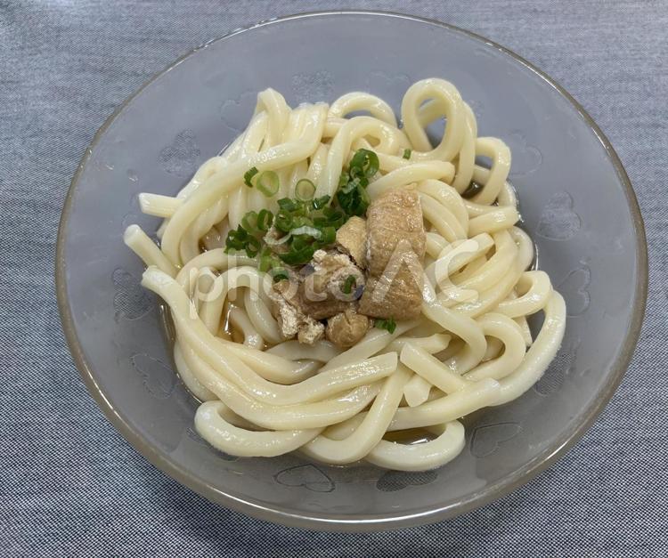 冷やしきつねうどん(横) 冷やしきつねうどん,きつねうどん,冷やしうどんの写真素材