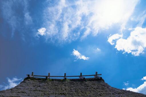 カヤブキ屋根と青空 カヤブキ屋根と青空の写真