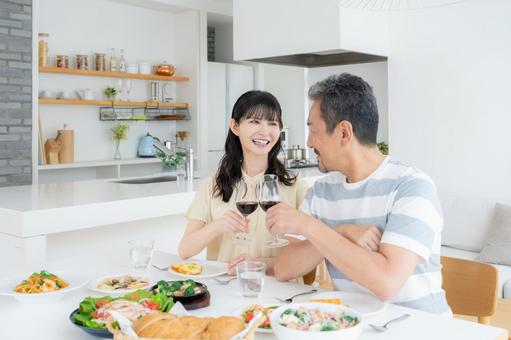 ダイニングで食事をするミドルの夫婦 ダイニングで食事をするミドルの夫婦 食事,家族,夫婦の写真素材