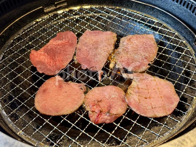 薄切りタンと厚切りタン 焼肉,焼き肉,タンの写真素材