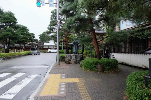 雨の高山陣屋に建つ山岡鉄舟の像、古い町並 雨の高山陣屋に建つ山岡鉄舟の像、古い町並 高山,山岡鉄舟,青雲の写真素材