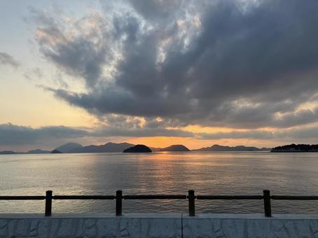 湖の夕焼けの写真