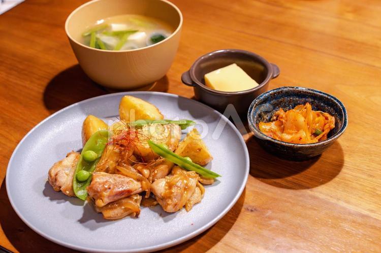 鶏肉とじゃがいもの和風炒め定食 食卓,コピースペース,和食の写真素材