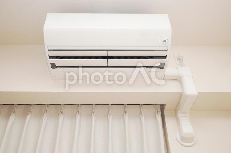 リビングの壁面に設置されたエアコン エアコン,室内,家電の写真素材
