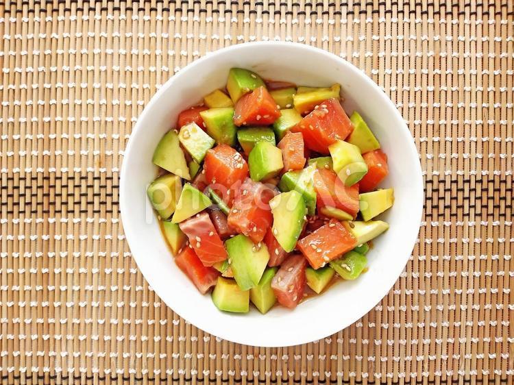 サーモンとアボガドのピリ辛麺つゆマリネ サーモン,刺身,アボガドの写真素材