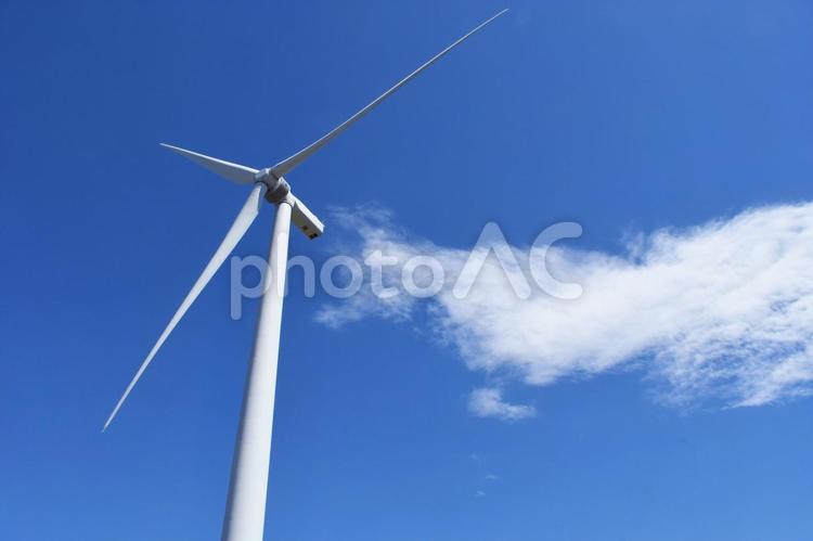 青空に回る風力発電の風車と白い雲　ヨコ 風力発電,風,発電の写真素材