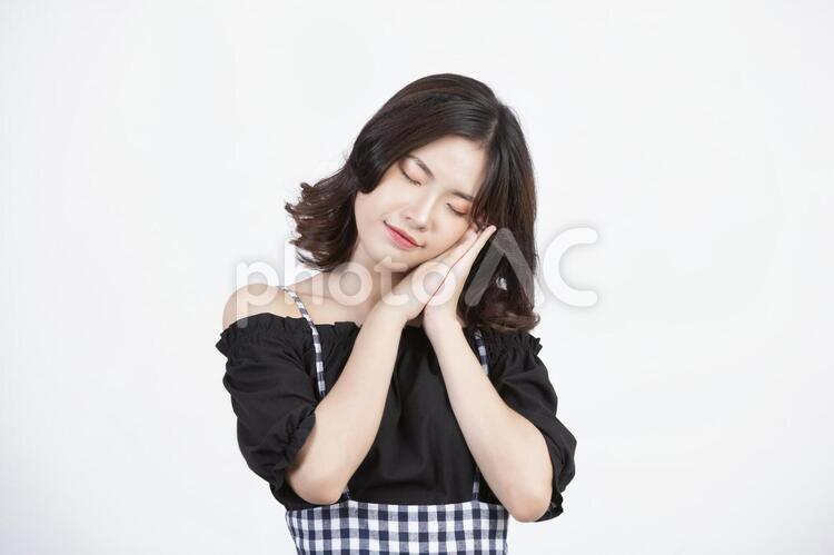 おやすみのポーズをする韓国人女性1 女性,韓国人,ポートレートの写真素材