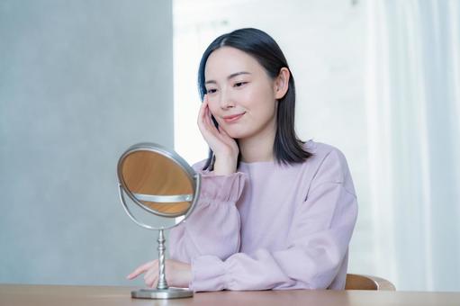 鏡を見る女性 スキンケア,鏡,美肌の写真素材