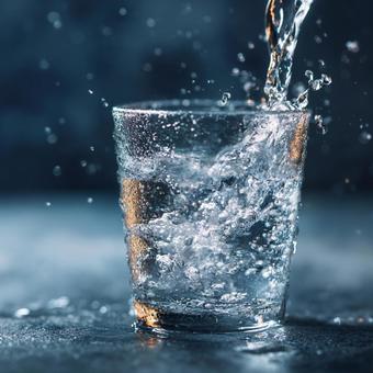 渇きを癒やす透明な水が注がれるグラス 渇きを癒やす透明な水が注がれるグラスの写真