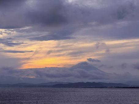 江ノ島から見る富士山と夕日 江ノ島から見る富士山と夕日 素材,風景,海の写真素材