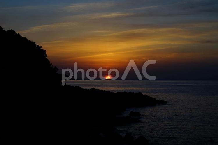 R＜夜明けの五島＞幸運を運ぶダルマ朝日 サンセット,海,海岸の写真素材