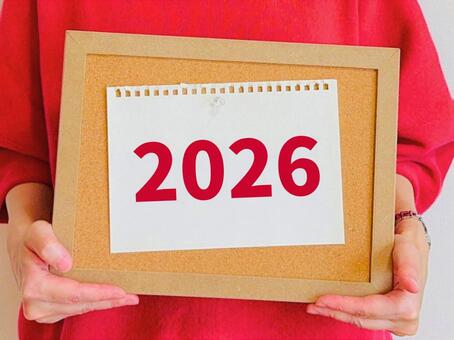 2026と書かれたボードを持つ女性 2026,女性,西暦の写真素材