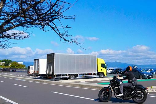 秋のパーキング② 秋のパーキング② トラック,駐車場,枯木の写真素材